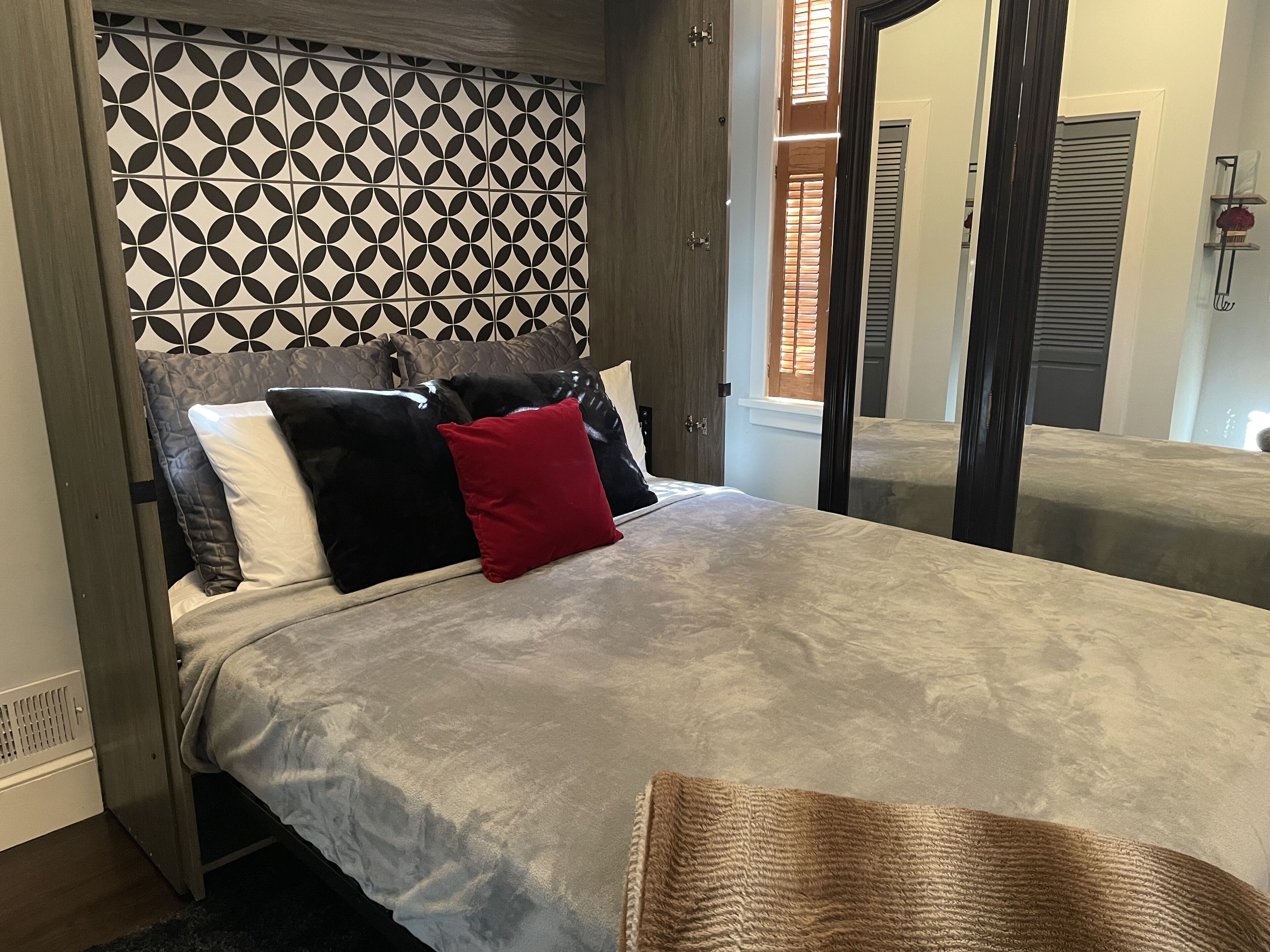 Beautiful 2 level condo in the heart of Old Town Alexandria