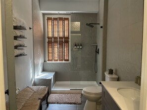 Douche, sèche-cheveux, serviettes fournies, savon