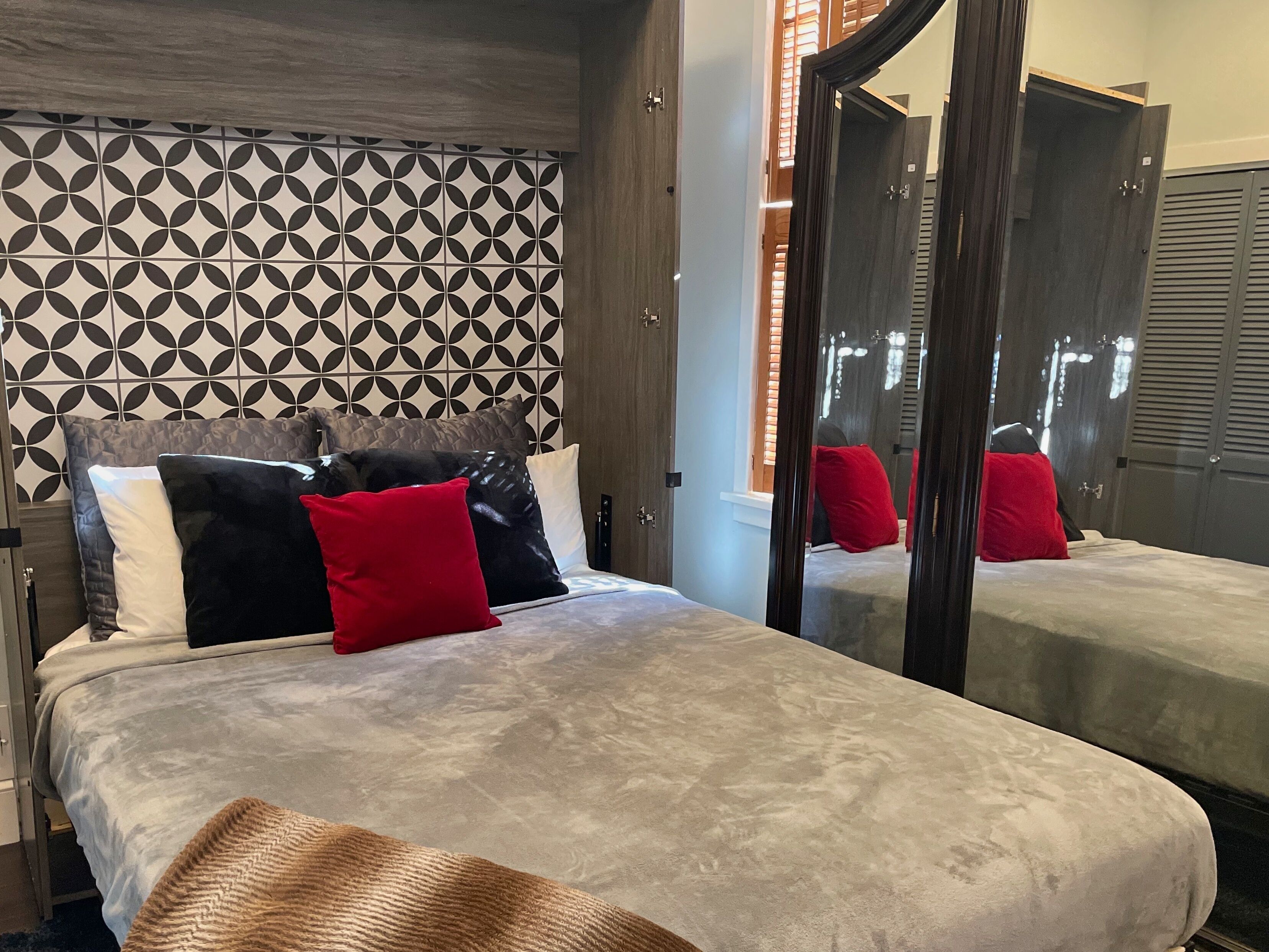 Beautiful 2 level condo in the heart of Old Town Alexandria