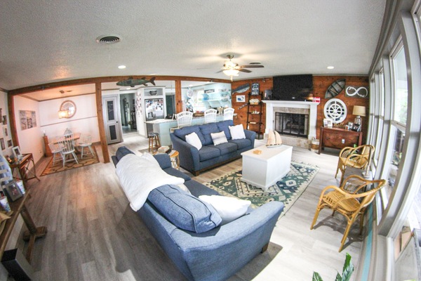 Smart TV, caminetto, lettore DVD