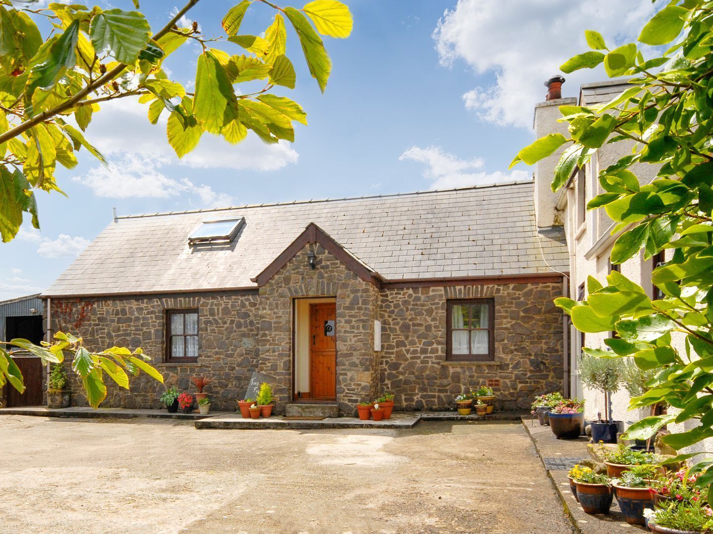 Cosy North Pembrokeshire holiday cottage near the village of Trefin.