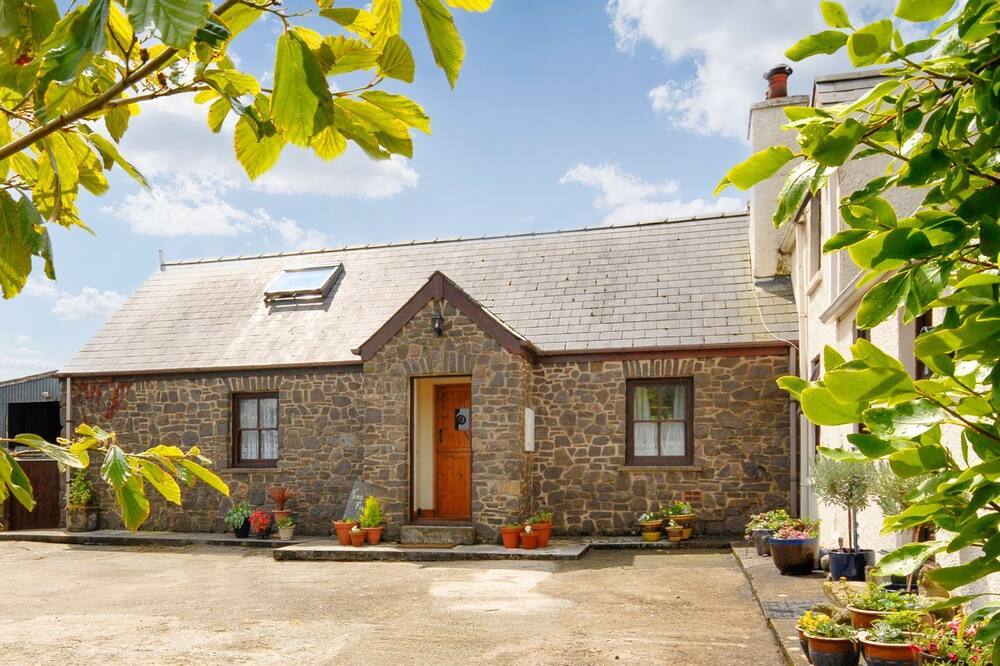 Cosy North Pembrokeshire holiday cottage near the village of Trefin.