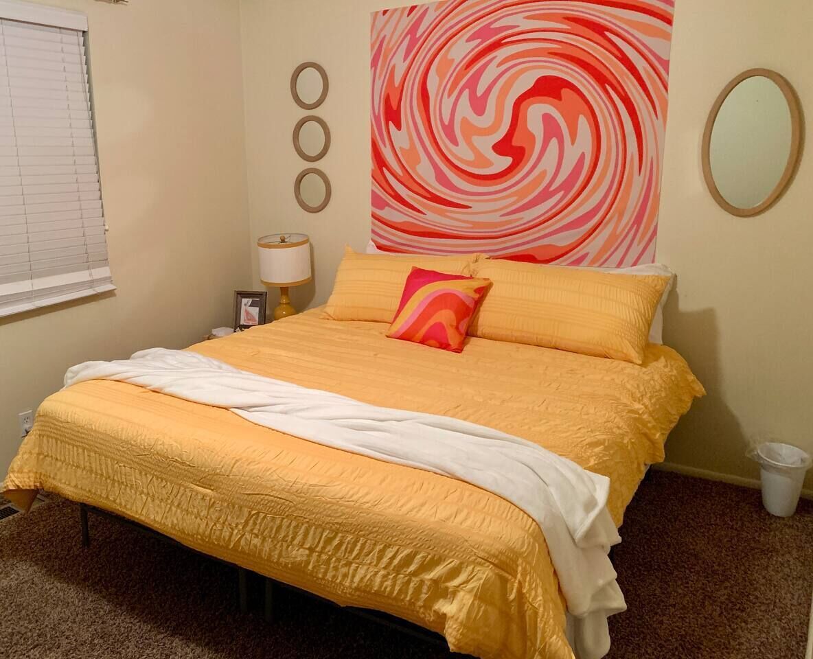 ★Retro Retreat ✔2 king beds ✔ 25 min to ski