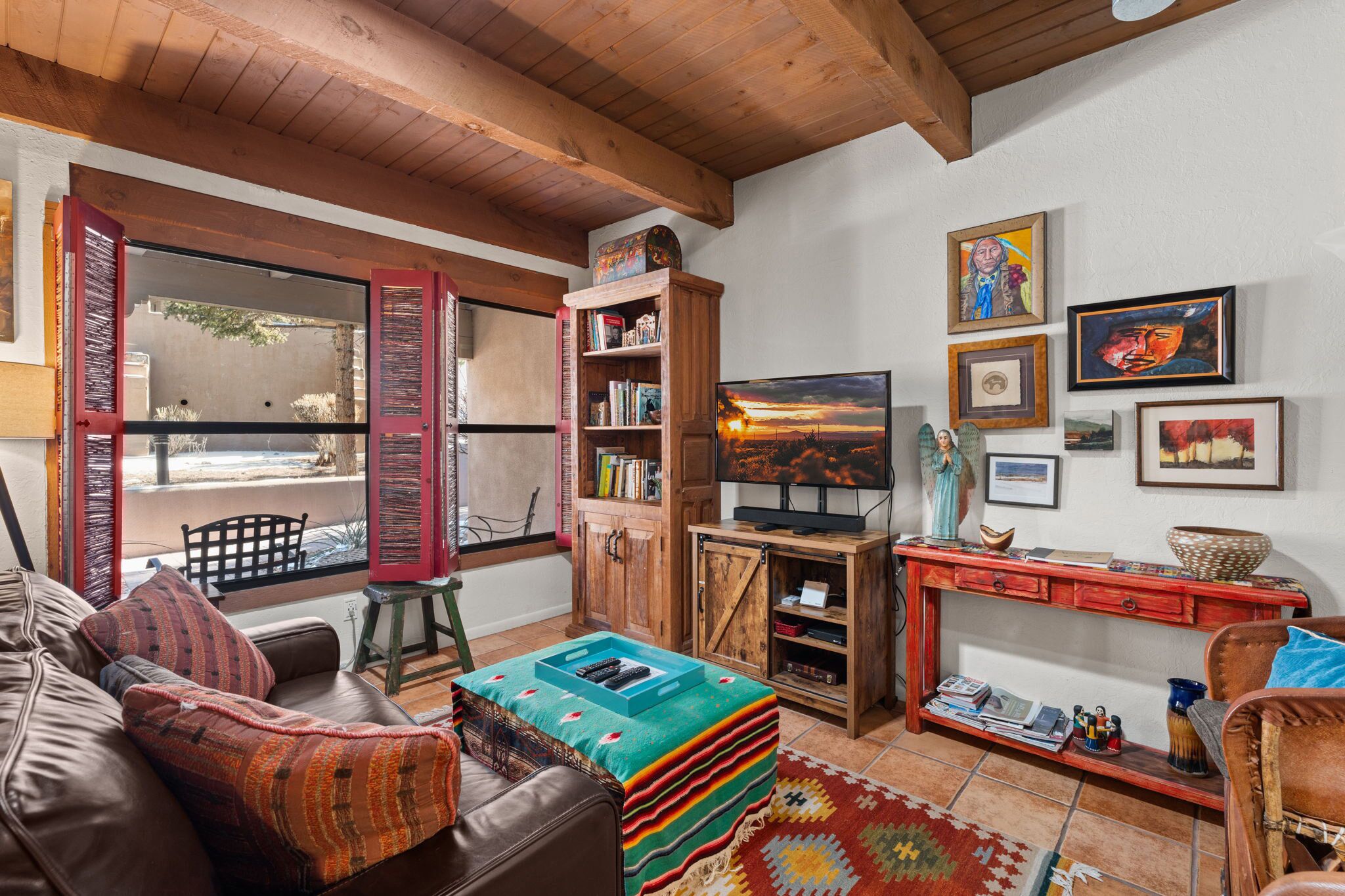 Smart TV, DVD player, books