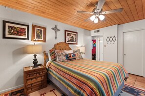 1 soverom, skrivebord, strykejern/-brett og wi-fi (inkludert)