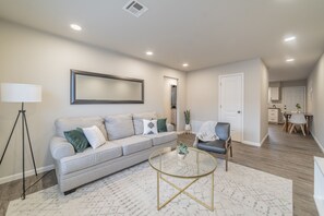 Smart TV - 2-BR Relaxing Suite w/ Full Kitchen Near The Momentary & 8th Street Market (Bentonville)