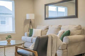 Smart TV - 2-BR Relaxing Suite w/ Full Kitchen Near The Momentary & 8th Street Market (Bentonville)