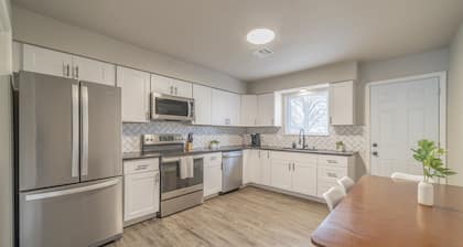 2-BR Relaxing Suite w/ Full Kitchen Near The Momentary & 8th Street Market