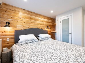 1 bedroom, iron/ironing board, free WiFi, bed sheets - Whistler Village Center - Newly Renovated Condo (Whistler)