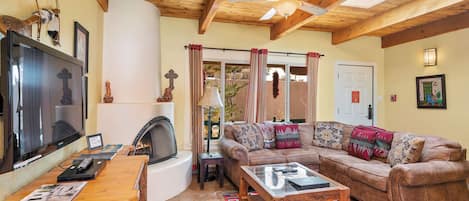 Smart TV, fireplace, DVD player, books