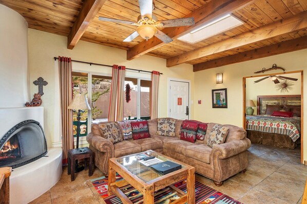 تلفزيون ذكي، مدفأة، مشغل دي في دي، كُتُب