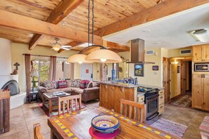 Smart TV, fireplace, DVD player, books - Rustic + Contemporary = Perfect Santa Fe Comfort (Santa Fe)