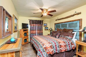 2 makuuhuonetta, työpöytä, silitysrauta/-lauta, ilmainen Wi-Fi