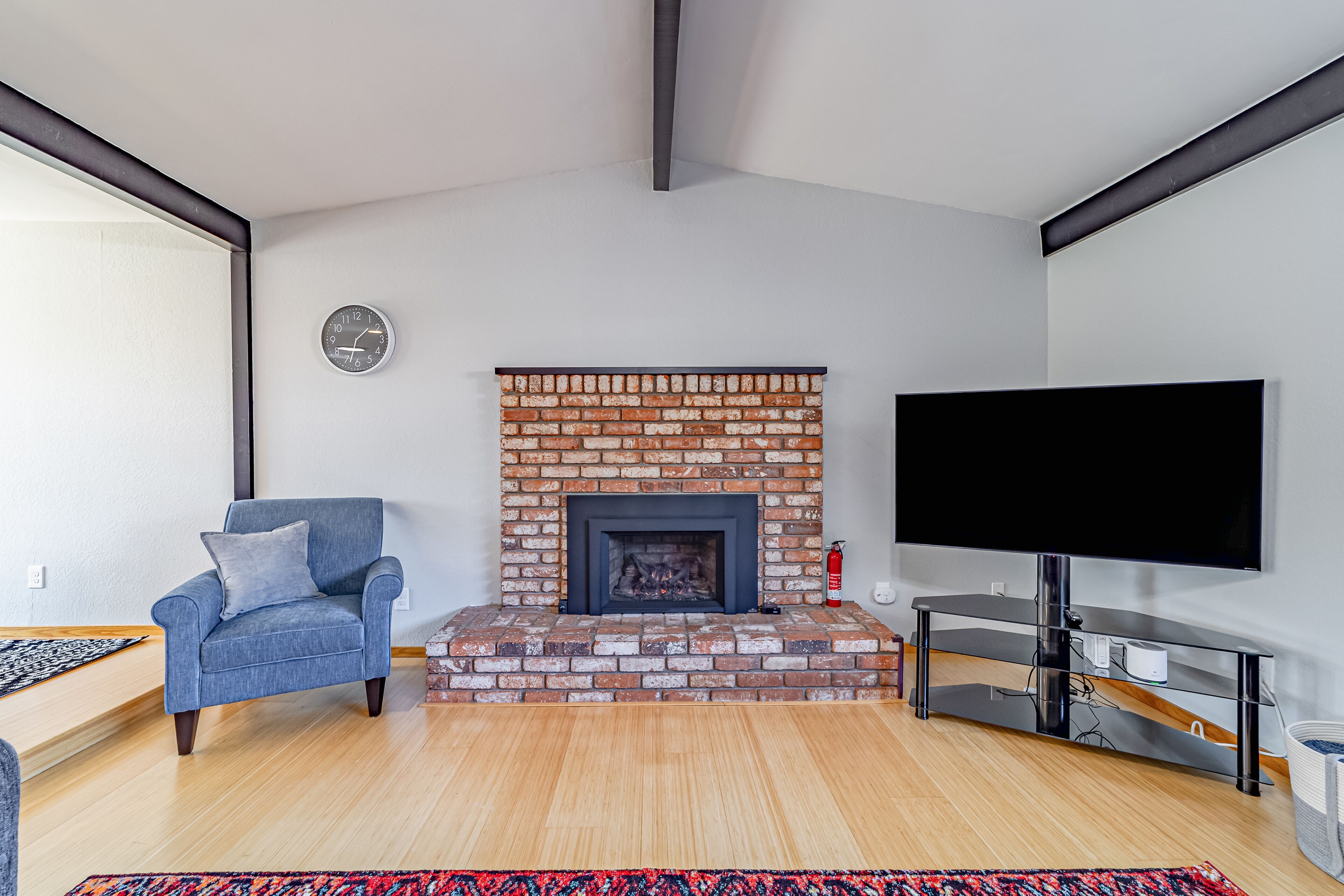 Updated coastal getaway with fast WiFi, deck, grill & full kitchen