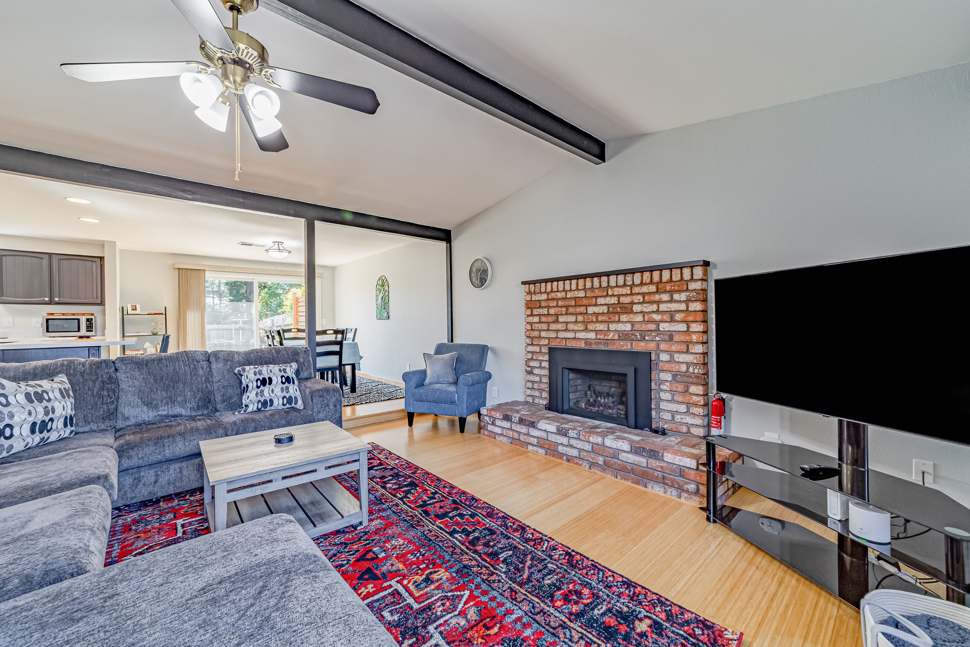 Updated coastal getaway with fast WiFi, deck, grill & full kitchen