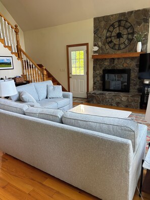 Smart TV, chimenea, videojuegos y reproductor de DVD 