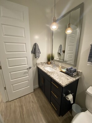 Douche, sèche-cheveux, serviettes fournies, savon