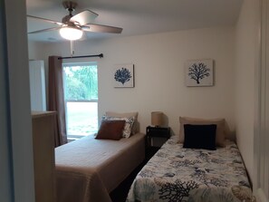 3 bedrooms, iron/ironing board, free WiFi, bed sheets - New house completed in Mar 2022 with pool and tiki bar! 15 min. to Gulf Beaches. (Englewood)