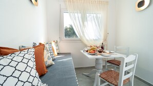 Una habitación acogedora con cama, una mesa con desayuno y una ventana con cortinas.
