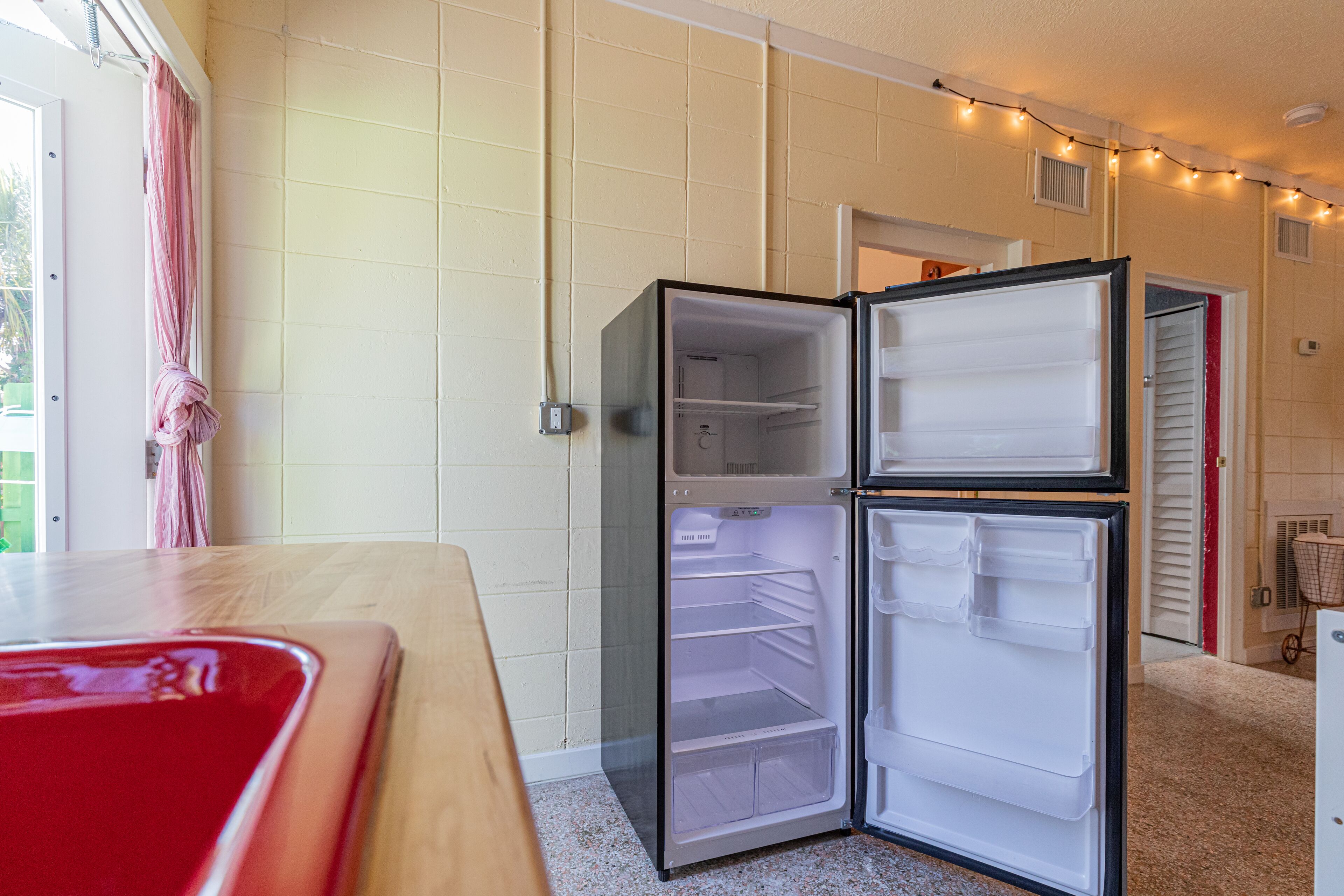 Space-themed cottage, 1 min. to beach, rocket launch view