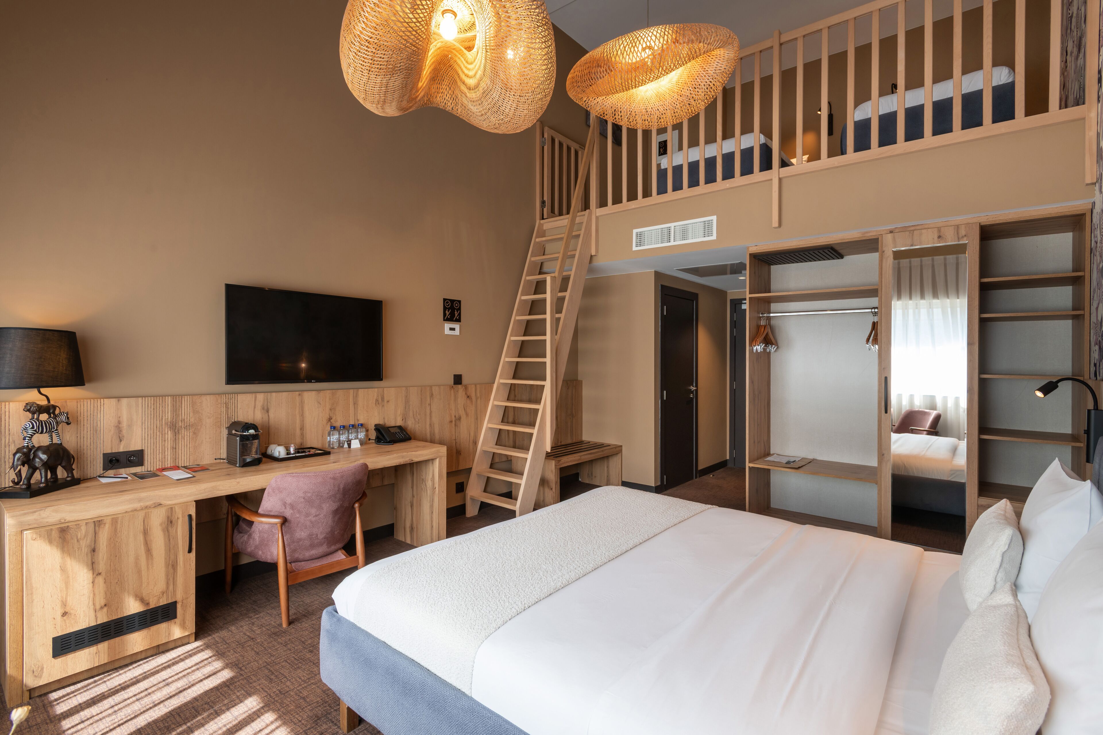 Familie vierpersoonskamer | Luxe beddengoed, een kluis op de kamer, een bureau, een laptopwerkplek