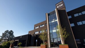 Un moderno edificio de hotel con un letrero que dice 'HOTEL 830'.