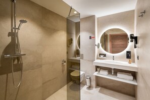 Buồng tắm vòi sen, vòi sen phun mưa, máy sấy tóc, khăn tắm 