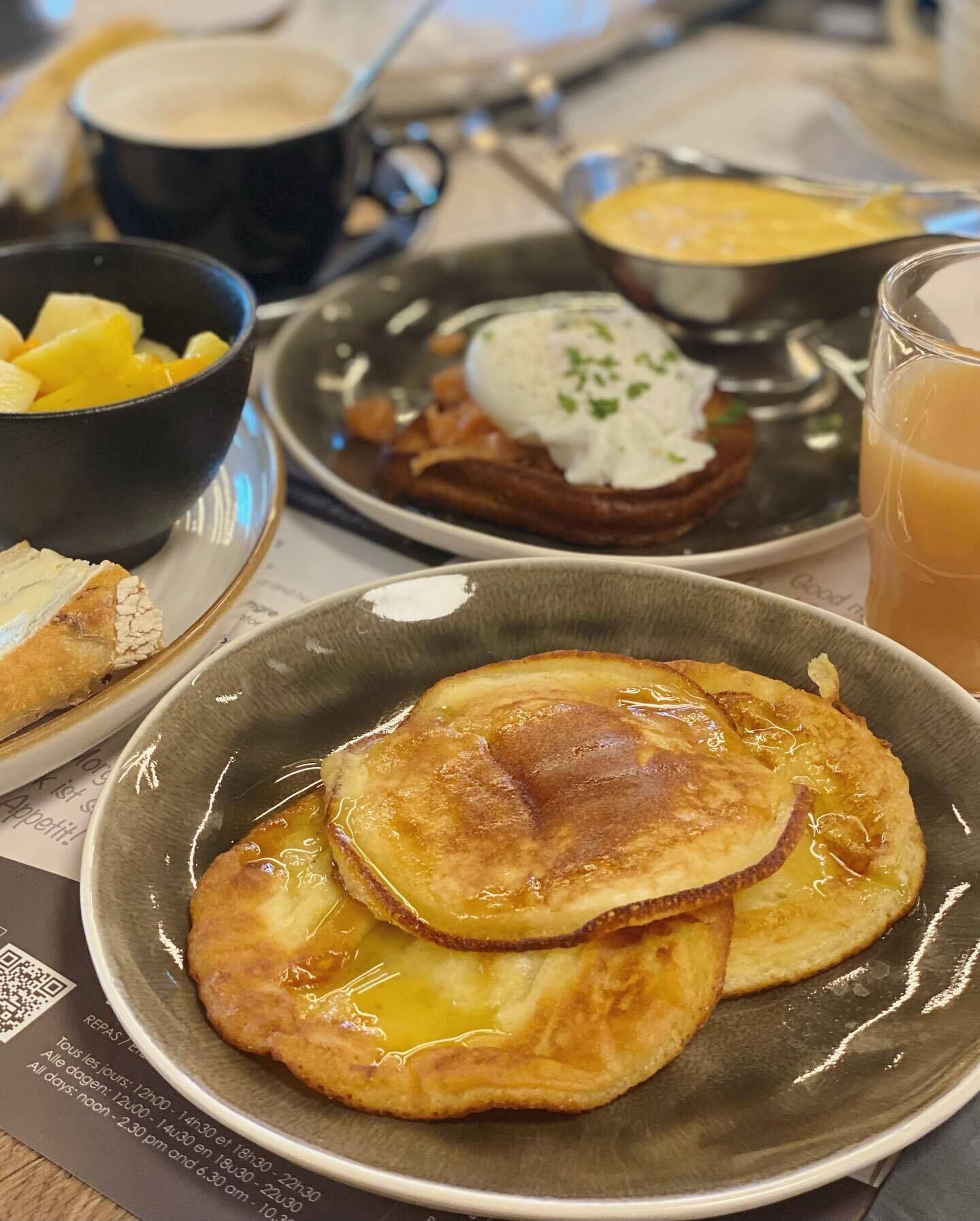 بوفيه فطور يوميًا بتكلفة قدرها (20 EUR للشخص)