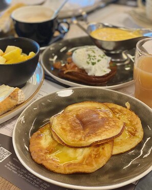 朝食 (ビュッフェ)、毎日提供 (有料)