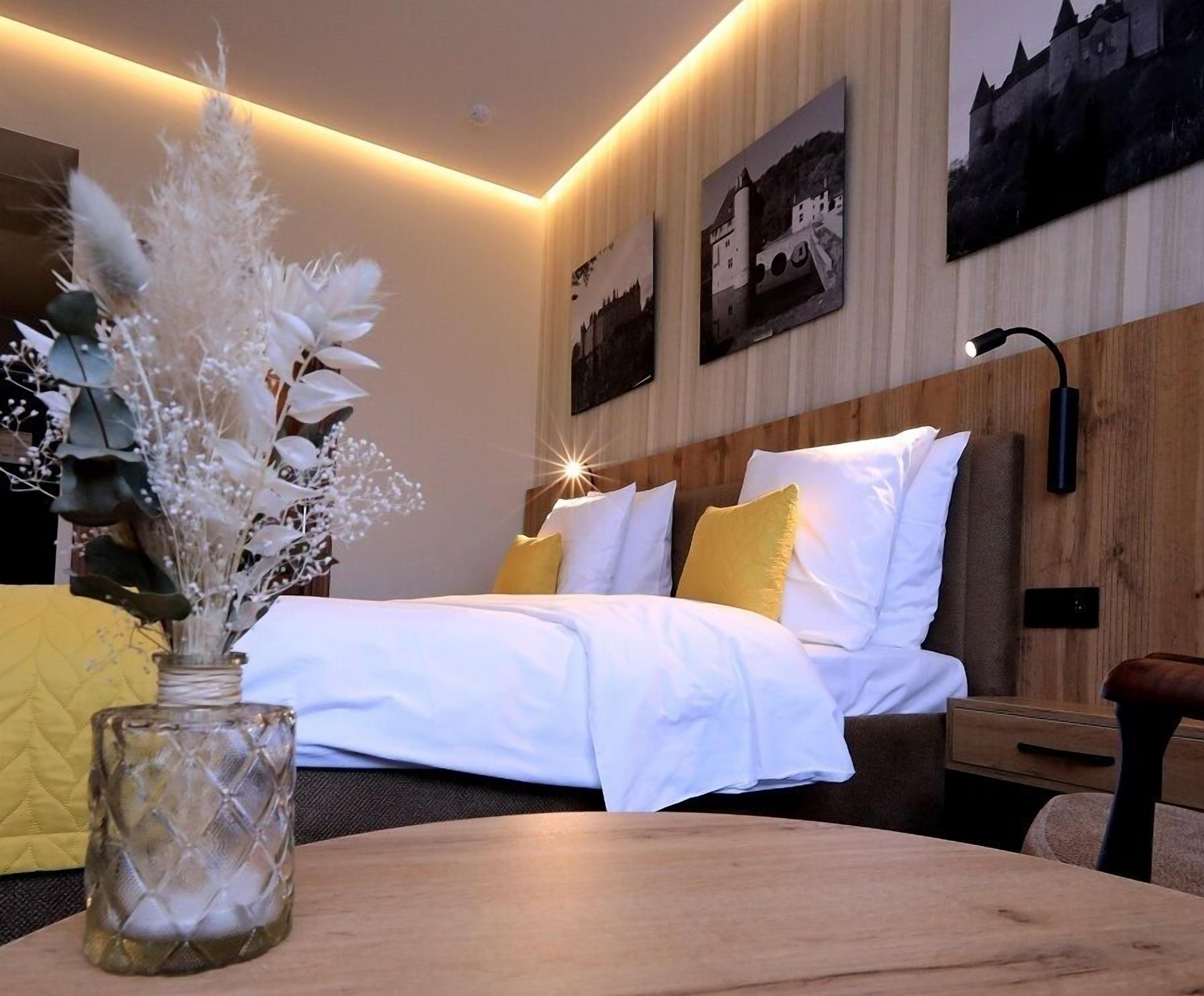 Deluxe kamer | Luxe beddengoed, een kluis op de kamer, een bureau, een laptopwerkplek