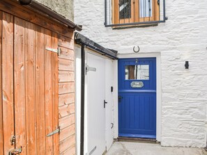 Exterior detail - Located in Keswick town centre, this property is perfect for couples. (Keswick)