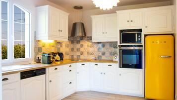 Een koelkast, een microgolfoven, een oven, een vaatwasser