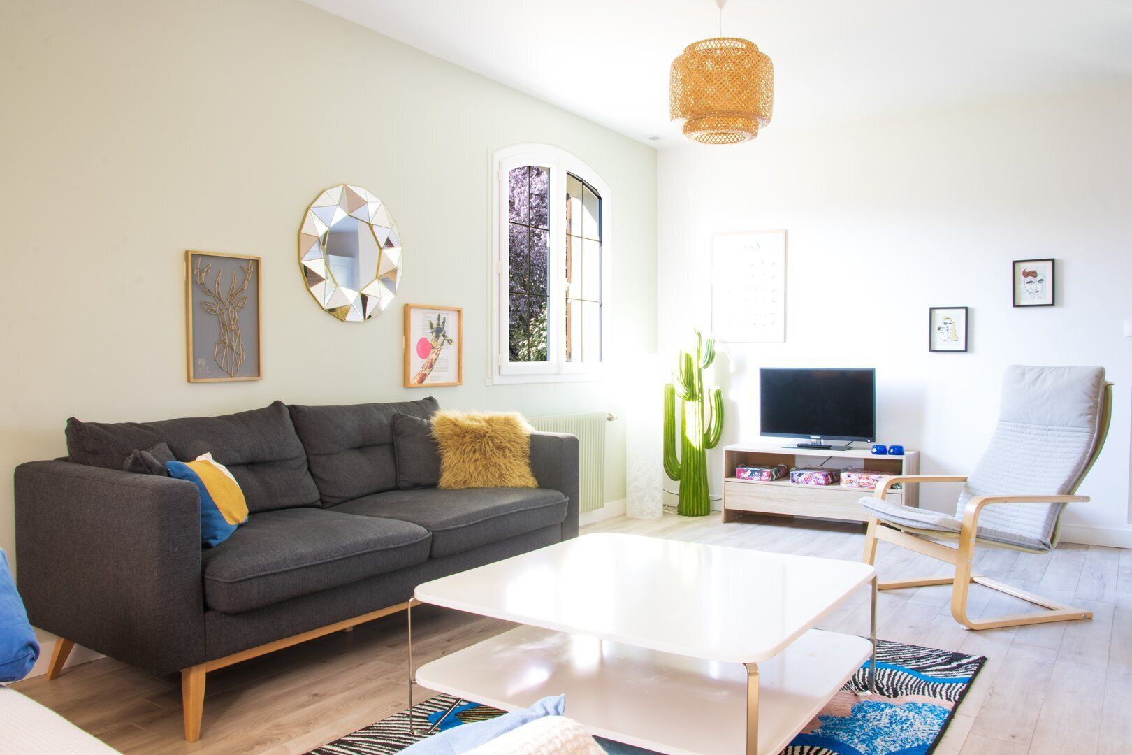 Televisie, boeken, een muziekbibliotheek en een filmbibliotheek