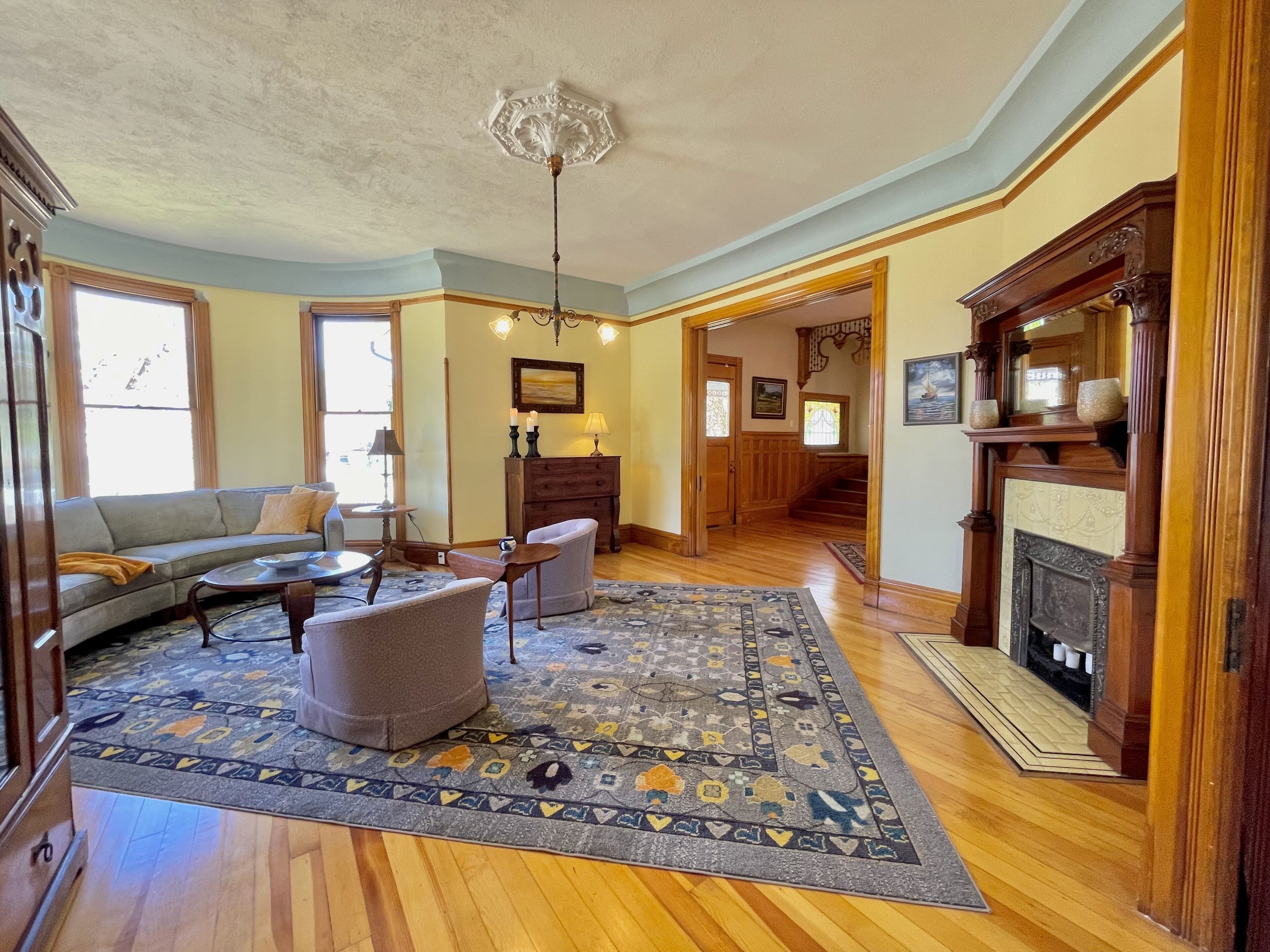 Victorian Mansion Newly Renovated. Sleeps 16. Two kitchens. 