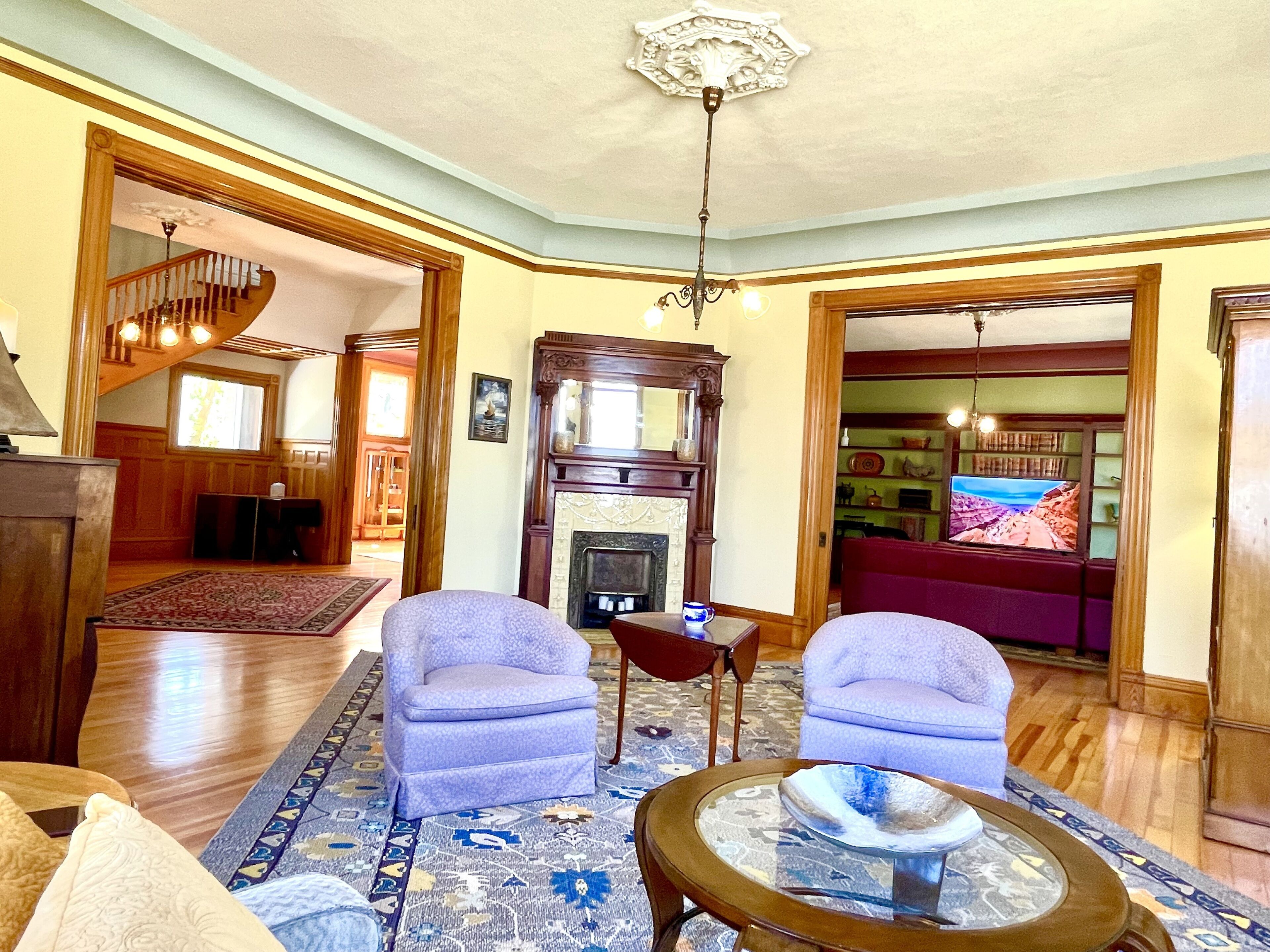 Victorian Mansion Newly Renovated. Sleeps 16. Two kitchens. 