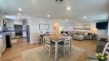 Een smart-tv en een stereo