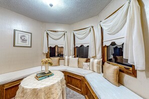 Televisión, chimenea, reproductor de DVD y libros 