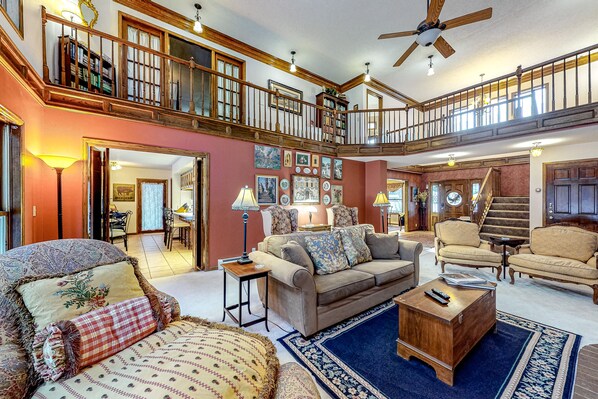 Televisión, chimenea, reproductor de DVD y libros