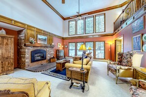 Televisión, chimenea, reproductor de DVD y libros 