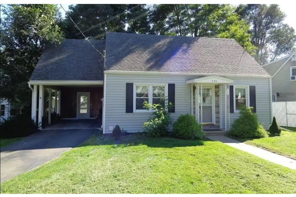 Crystal City Family Home - Comfort and Convenience
