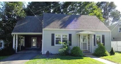Crystal City Family Home - Comfort and Convenience