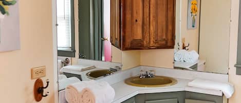 Serviettes fournies, papier toilette