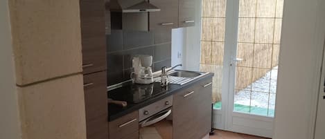 Geladeira, micro-ondas, fogão, cooktop
