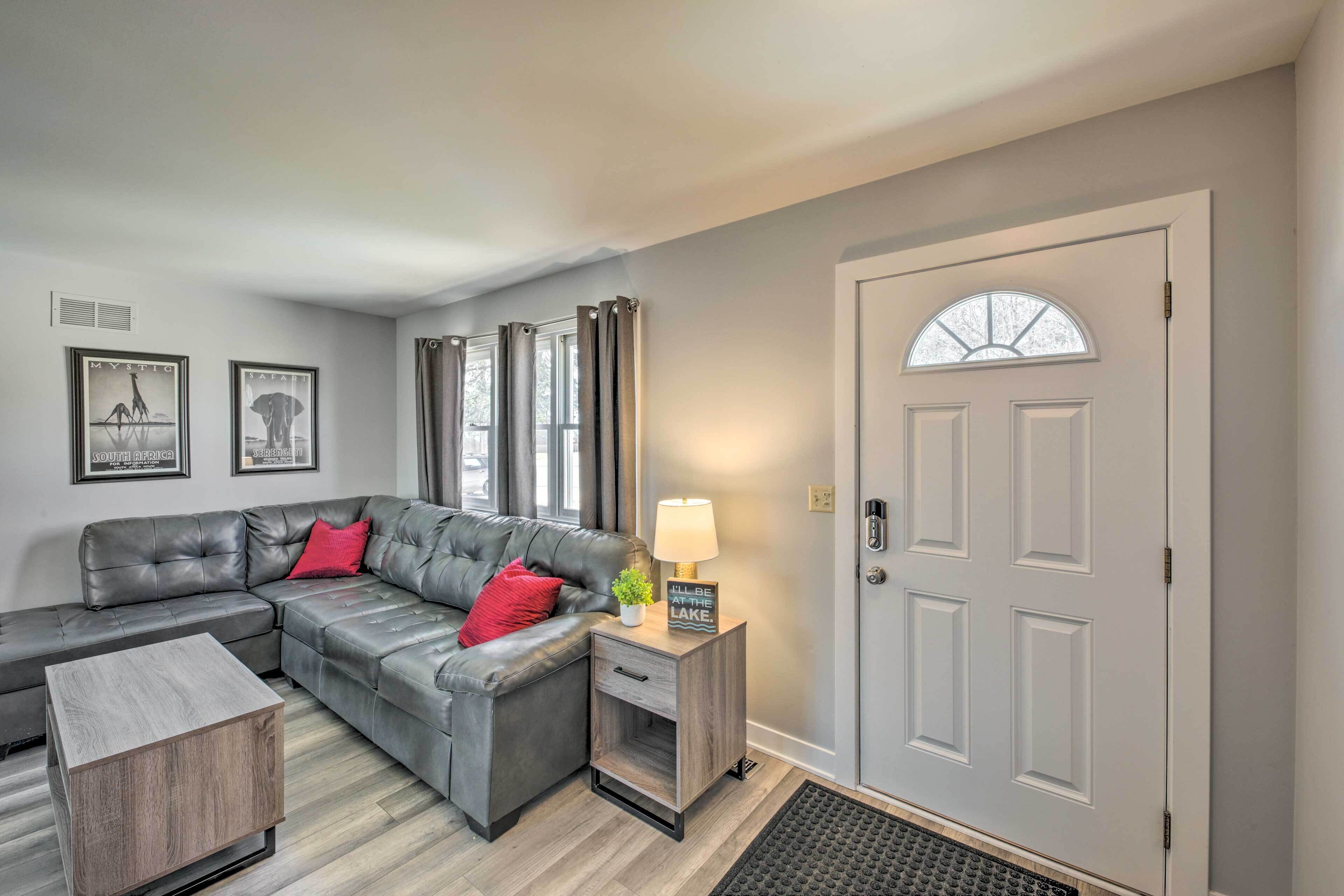 Twin Lakes Escape w/ Deck < 1 Mi to Beach!