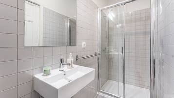 Doccia, set di cortesia gratuito, asciugacapelli, asciugamani