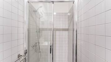 Regadera, amenidades de baño gratuitas, secadora de cabello, toallas