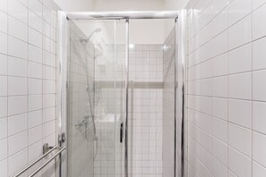 Dusch, gratis toalettartiklar, hårtork och handdukar