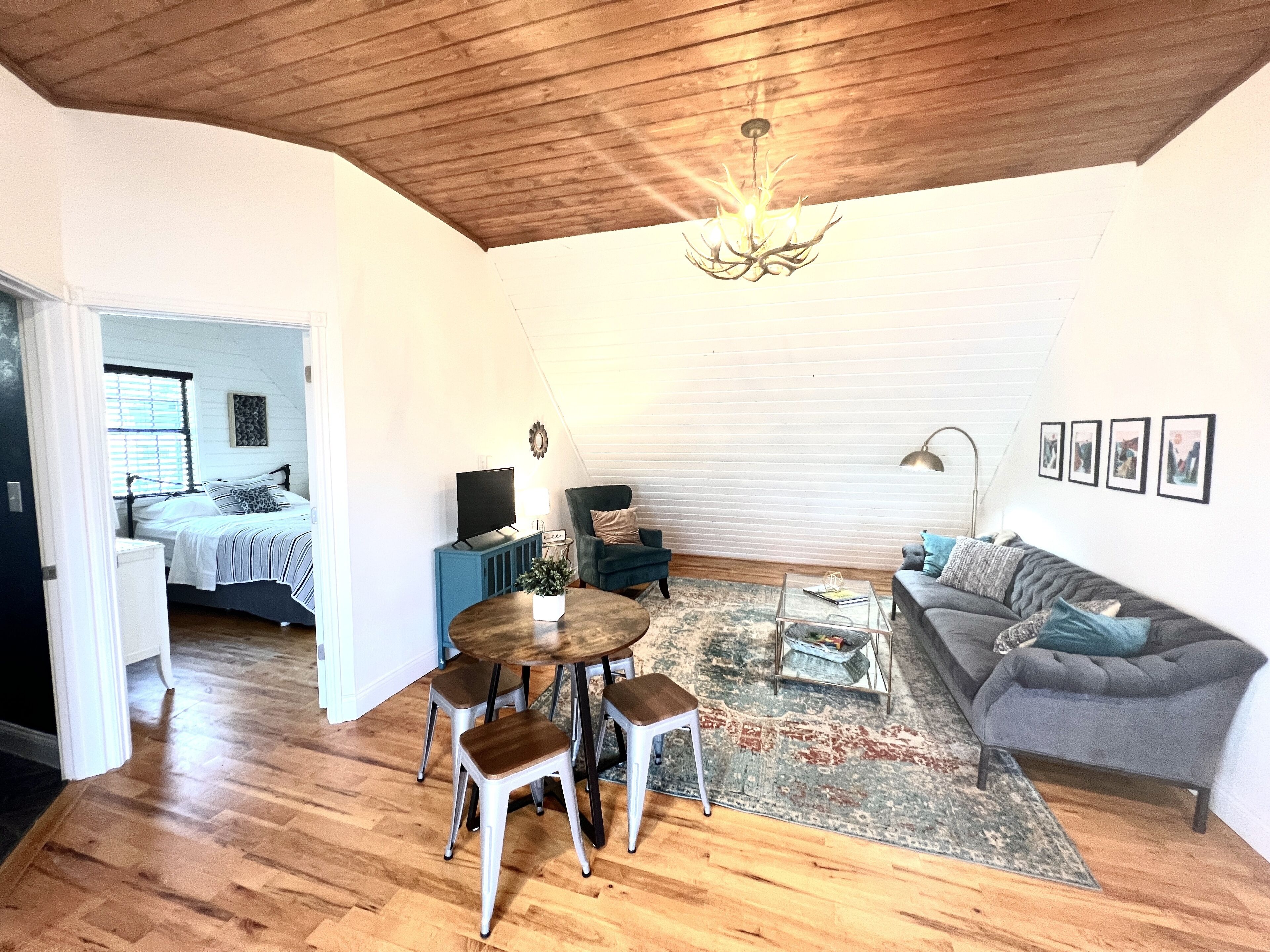 Getaway Oasis w/Huge Deck + pool/spa - lake conroe