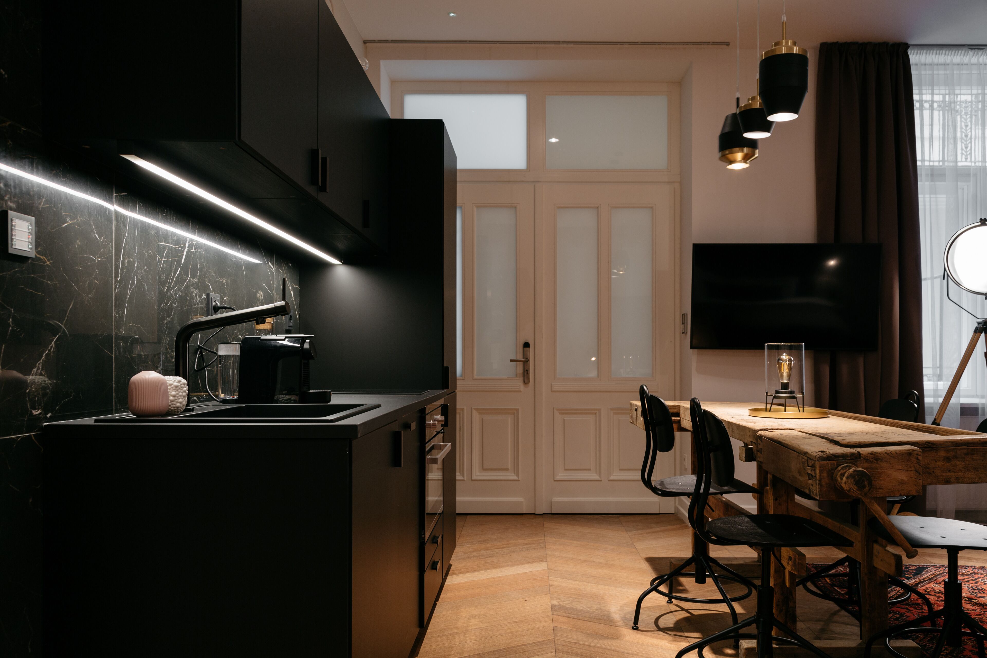 Een koffiezetapparaat/waterkoker, een waterkoker