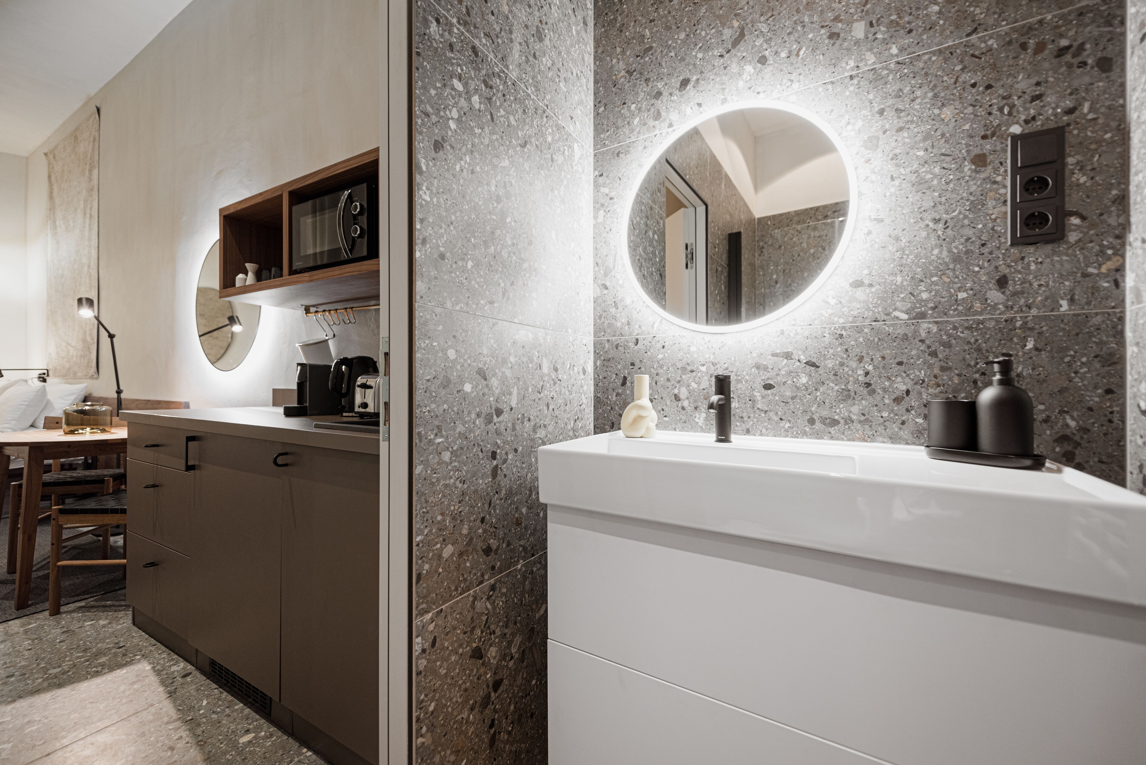 Een koffiezetapparaat/waterkoker, een waterkoker